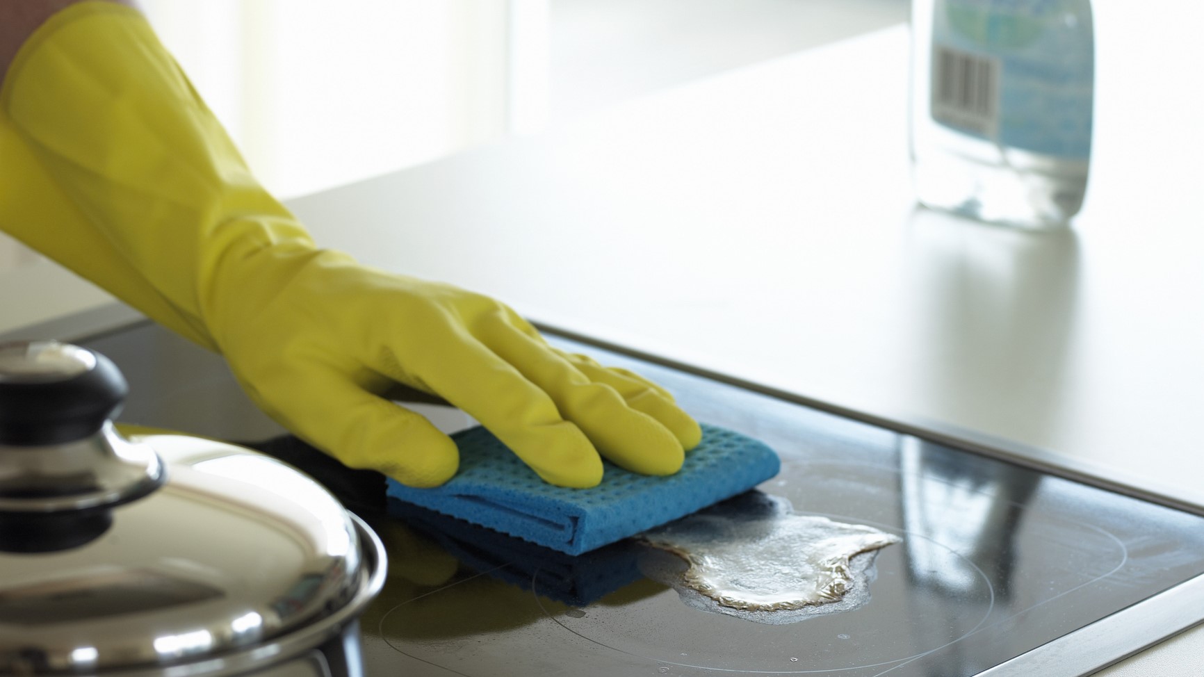 How to clean an electric cooktop